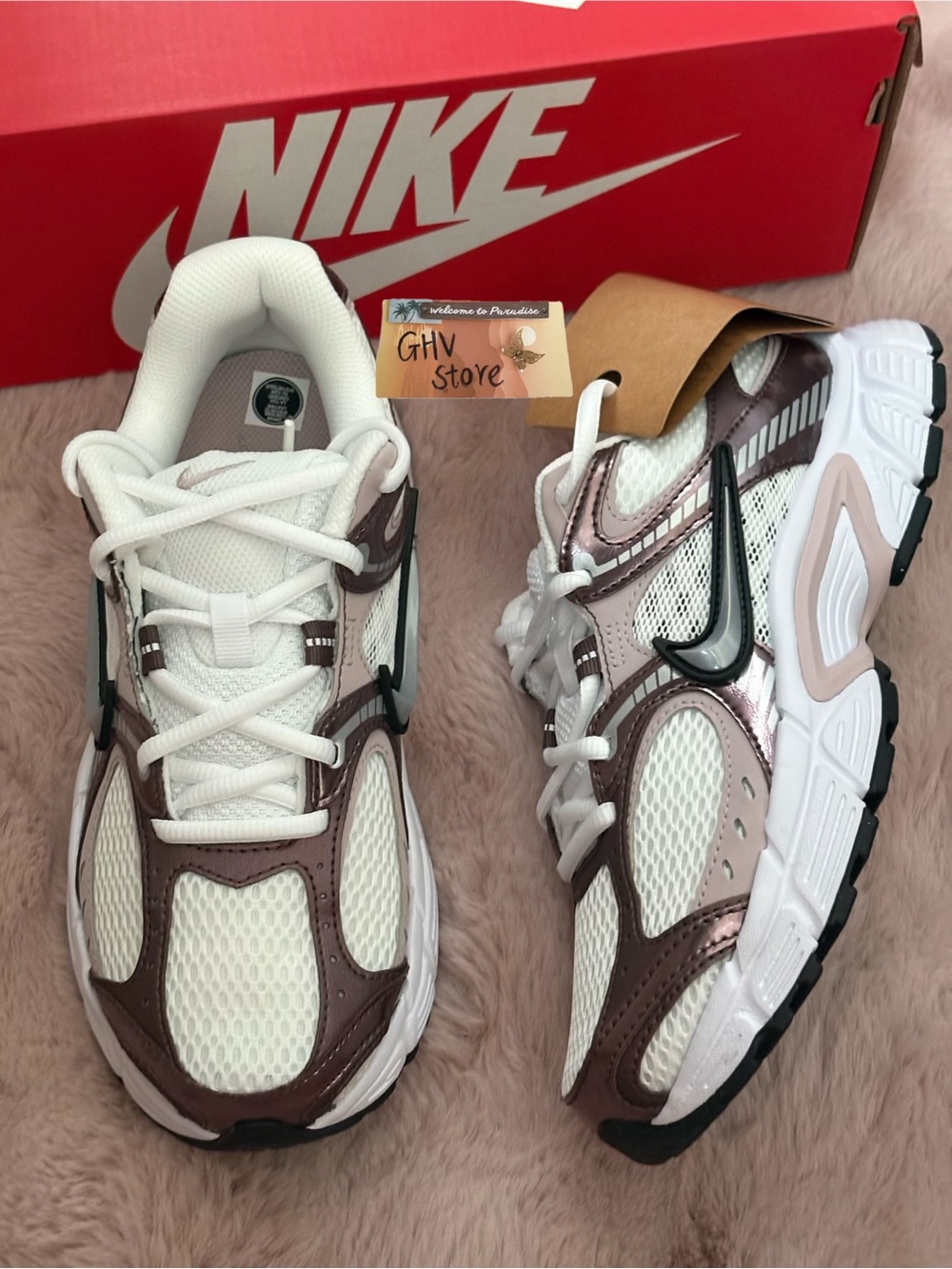 Nike V5 RNR Women's Sneaker - Picture 2 of 5